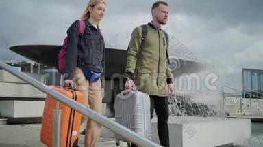 年轻夫妇带着行李离开机场。